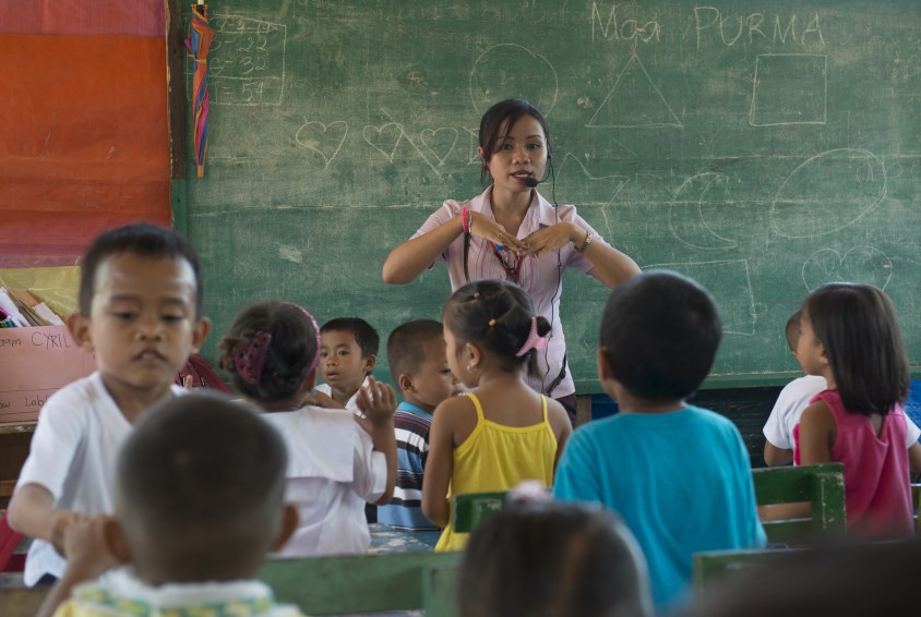 SOS-barnebyer bidro til å bygge opp igjen skolen i Palaong, Fillipinene - etter tyfonen som rammet i 2013. Ikke alltid like lett for en lærer å få oppmerksomheten til alle elvene. Foto: Sebastian Posingis