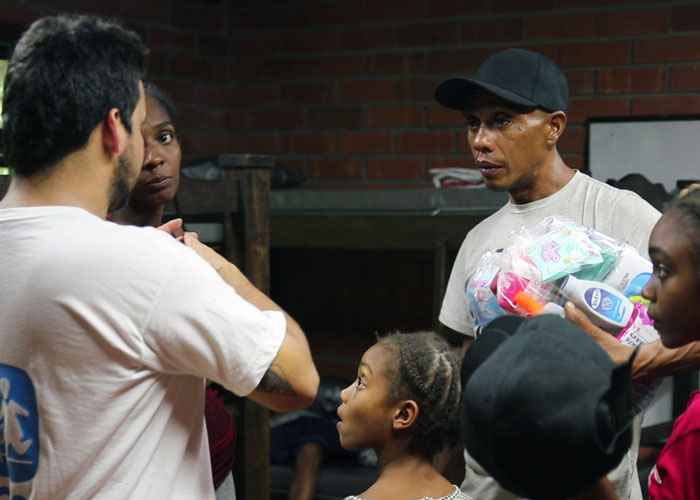 Aracely, Miguel og barna blir tatt i mot av SOS-barnebyers nødhjelpskoordinator. Foto Carolina Ruiz