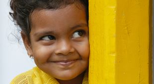 Lur liten jente i en barneby i India. Foto: K. Snozzi                     