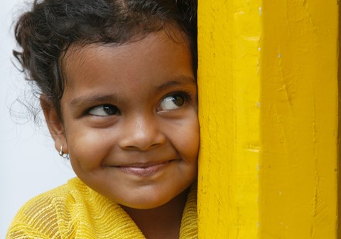 Lur liten jente i en barneby i India. Foto: K. Snozzi                     