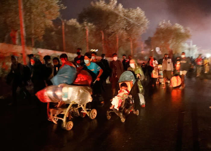 Moria - Barn og familier på flukt fra flammene. Foto: Giorgos Moutafis 
