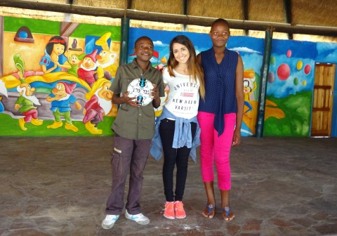 SOS-barnebyer reiste med norske skoleelever til Zimbabwe.