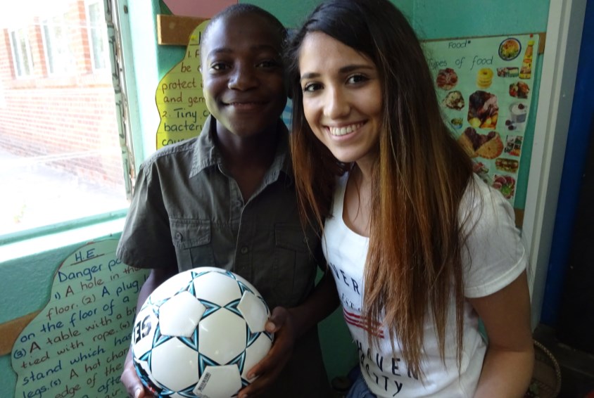 SOS-barnebyer reiste med norske skoleelever til Zimbabwe.