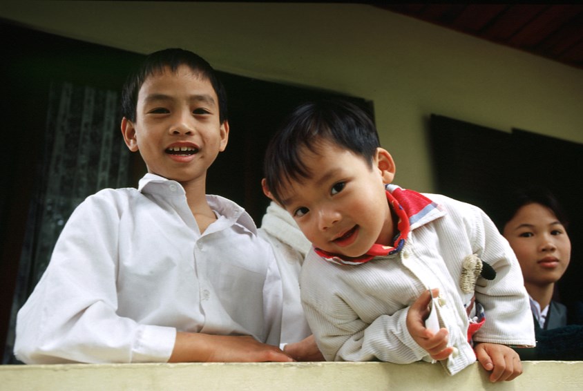 To brødre i barnebyen i Viet Tri.