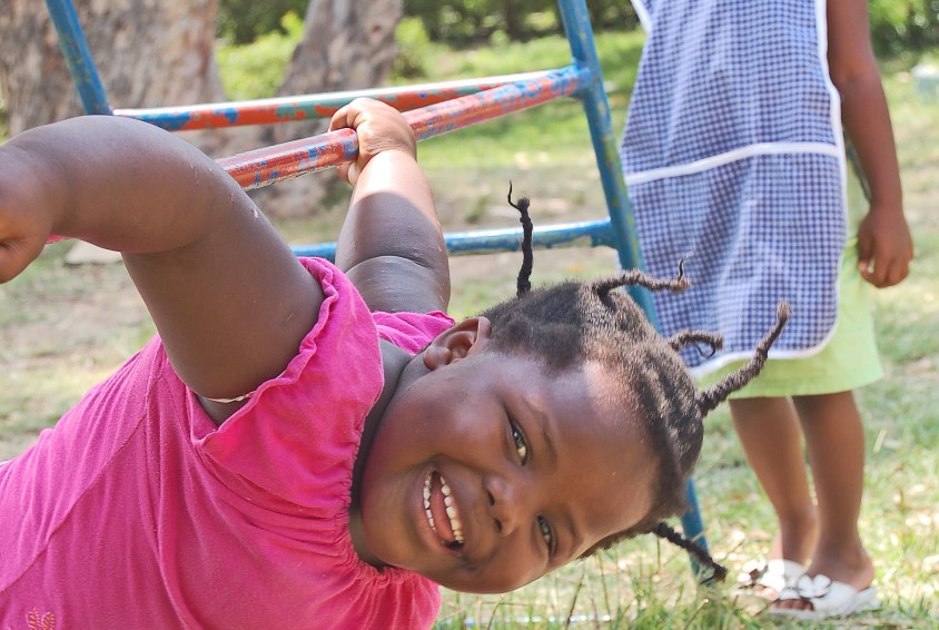 Lek er en viktig del av barndommen, også i Zimbabwe! Foto: Janie Dufty