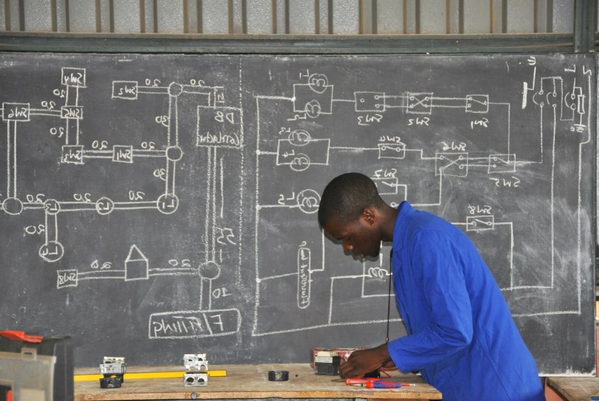 Ungdom i Lusaka får blant annet yrkesopplæring i søm, elektronikk, snekring og matlaging. Foto: Trine Grønborg Christensen